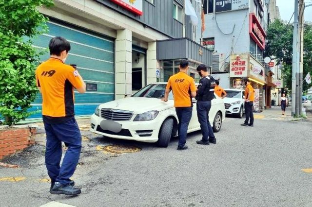119안전센터 앞에 불법 주차한 자동차 /사진=보배드림