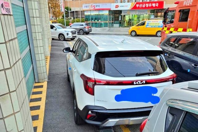 소방서 게이트 앞에 불법 주차한 자동차 /사진=보배드림