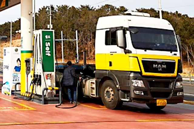 참고사진, 주유 중인 화물차 /사진=에쓰-오일