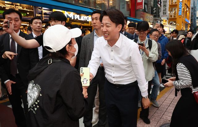 개혁신당 이준석 대선 후보가 15일 서울 광진구 건대맛의거리에서 도보 유세를 하며 시민들과 인사하고 있다. /사진=연합뉴스