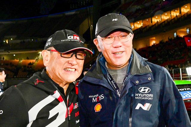 2024 WRC를 기념해 사진을 찍은 정의선 회장과 토요타 아키오 회장 /사진=현대차