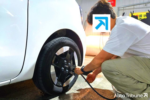 참고사진, 타이어에 공기를 주입하는 모습 /사진=양봉수 기자