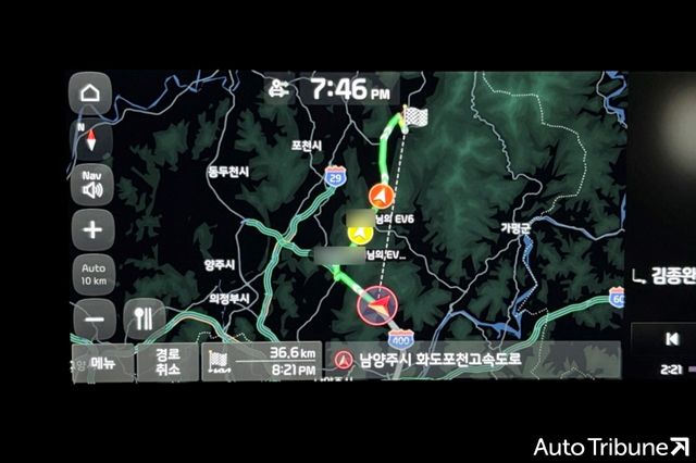 차 내비게이션에 다른 차 위치를 실시간으로 공유받는 장면 /사진=이서호 기자