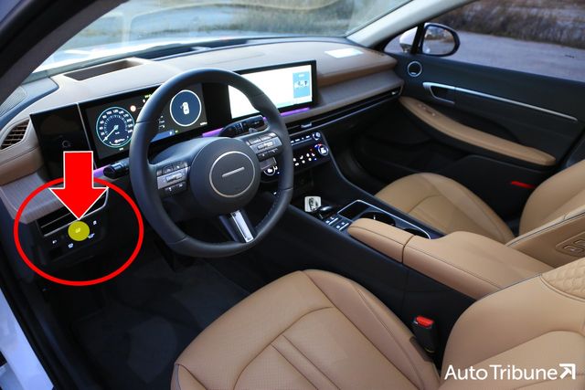 하이브리드 차량에만 존재하는 리셋 버튼은 운전석 좌측에서 누를 수 있다. /사진=오토트리뷴 DB