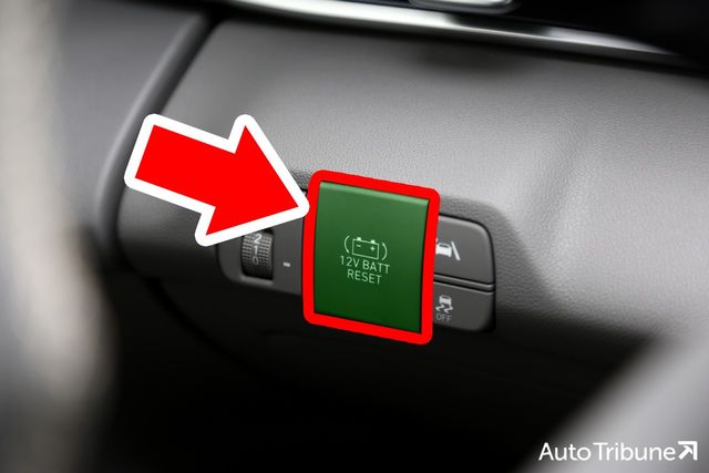 하이브리드 차량에만 존재하는 리셋 버튼은 운전석 좌측에서 누를 수 있다. /사진=오토트리뷴 DB