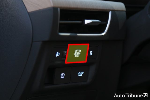 하이브리드 차량에만 존재하는 리셋 버튼은 운전석 좌측에서 누를 수 있다. /사진=오토트리뷴 DB