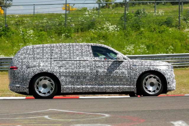 독일 뉘르부르크링에서 테스트 주행 중인 제네시스 GV90 /사진=Carscoops