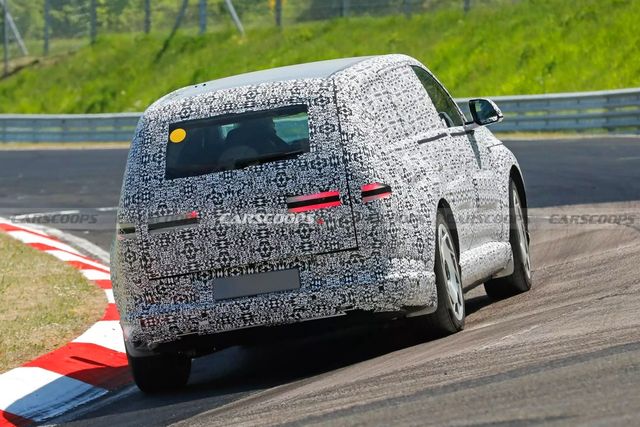 독일 뉘르부르크링에서 테스트 주행 중인 제네시스 GV90 /사진=Carscoops