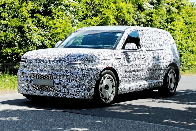 독일 뉘르부르크링에서 테스트 주행 중인 제네시스 GV90 /사진=Carscoops