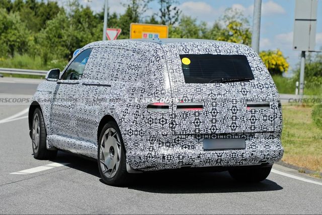 독일 뉘르부르크링에서 테스트 주행 중인 제네시스 GV90 /사진=Carscoops