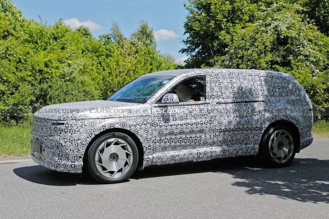 독일 뉘르부르크링에서 테스트 주행 중인 제네시스 GV90 /사진=Carscoops