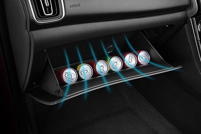 참고사진, 글로브 박스 안에 음료를 둔 모습 /사진=현대차