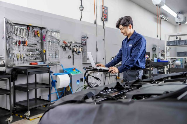 참고사진, 자동차를 정비하는 모습 /사진=볼보