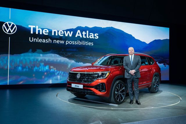 틸 셰어 폭스바겐코리아 대표이사 사장과 아틀라스/사진=폭스바겐코리아