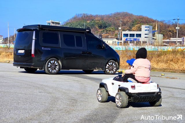 현대 스타리아 기반의 유로밴 캠핑카에는 넉넉한 적재공간 덕분에 큰 전동차도 거뜬히 적재할 수 있다. /사진=양봉수 기자
