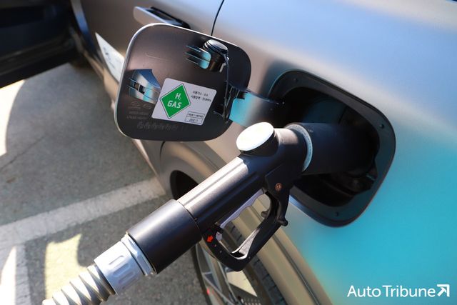 수소가스를 충전 중인 현대 넥쏘 /사진=양봉수 기자