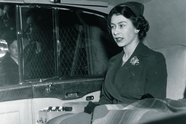 왕실 전용 팬텀에 탑승하고 있는 엘리자베스 2세/사진=롤스로이스모터카