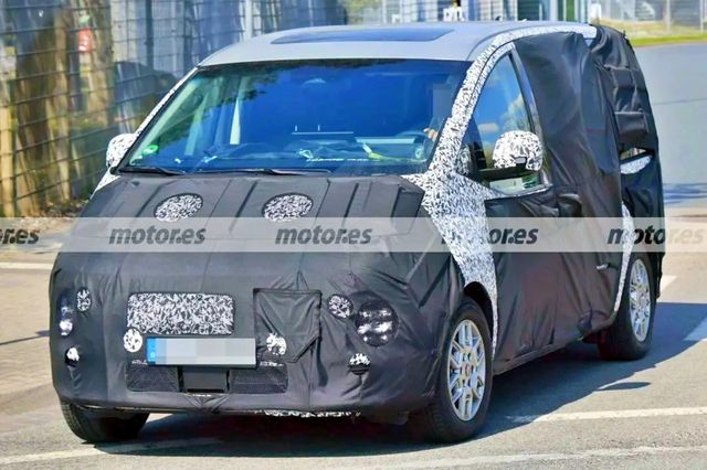 참고사진, 현대 스타리아 전기차 테스트뮬 스파이샷 /사진=motor.es