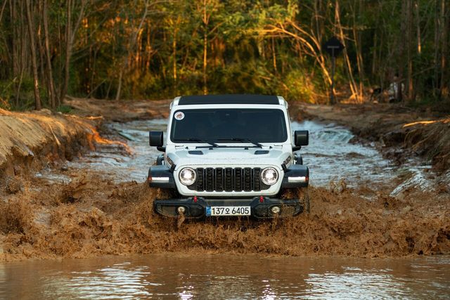 참고사진, 오프로드를 주행 중인 랭글러/사진=스텔란티스코리아