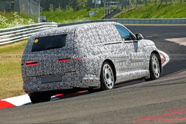 독일 뉘르부르크링에서 테스트 주행 중인 제네시스 GV90 /사진=Carscoops