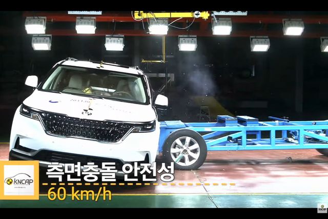 기아 카니발의 KNCAP 측면충돌 시험 테스트 모습 /사진=KNCAP