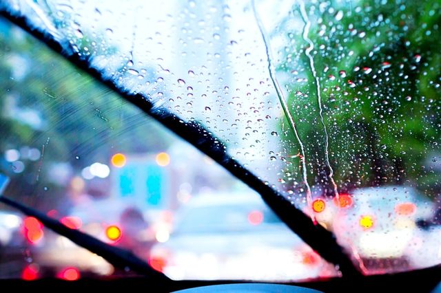 빗길에서 동작하는 와이퍼 /사진=KG모빌리티