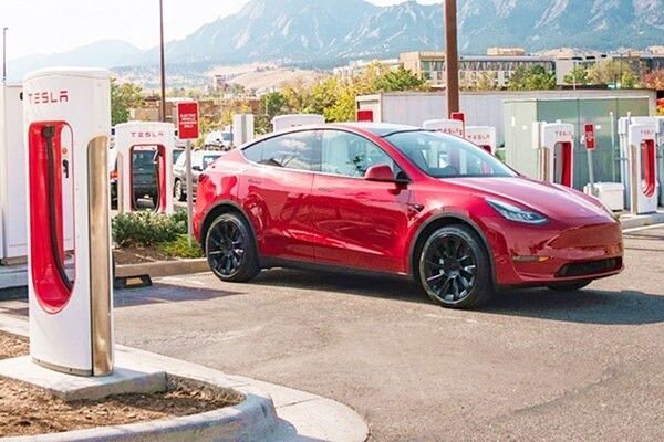 테슬라 수퍼차저에서 충전 중인 모델 Y/사진=테슬라