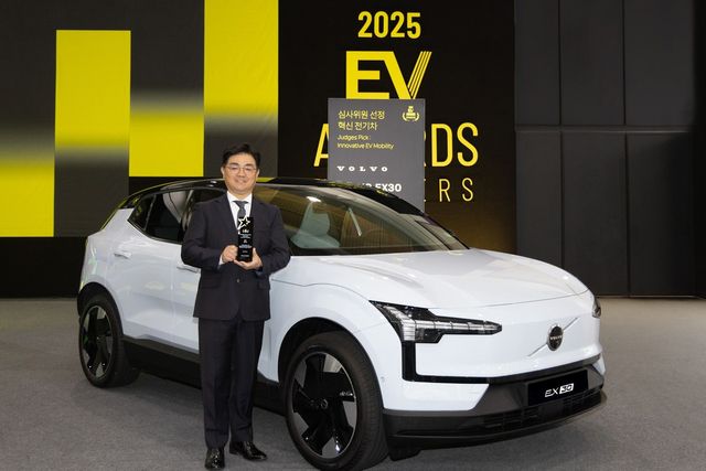 '심사위원 선정 올해의 전기차'에 선정된 볼보 EX30과 볼보자동차코리아 이만식 전무이사/사진=볼보자동차코리아