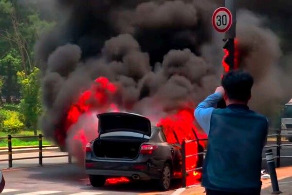 진주역 인근에서 르노 SM5 차량이 불꽃에 휩싸였다. /사진=SNS