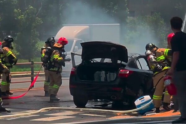 진주역 인근에서 르노 SM5 차량이 불꽃에 휩싸였다. /사진=SNS