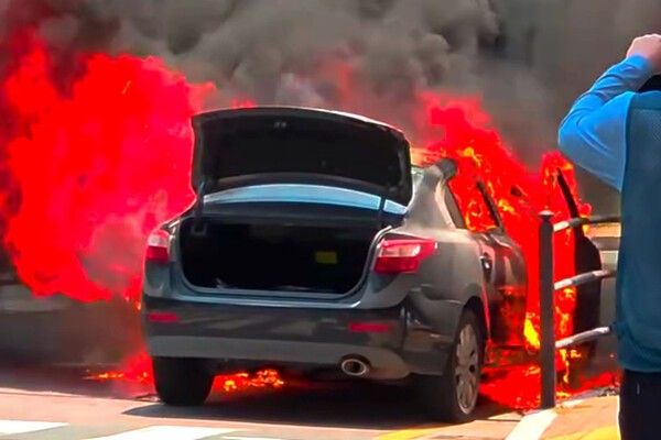 진주역 인근에서 르노 SM5 차량이 불꽃에 휩싸였다. /사진=SNS