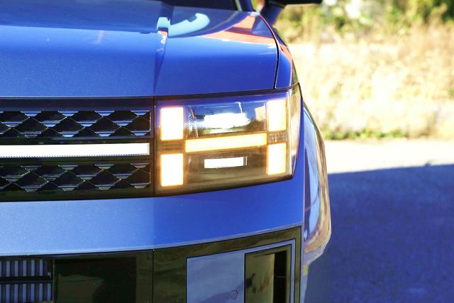 헤드램프 모든 등이 점등된 차 /사진=View H