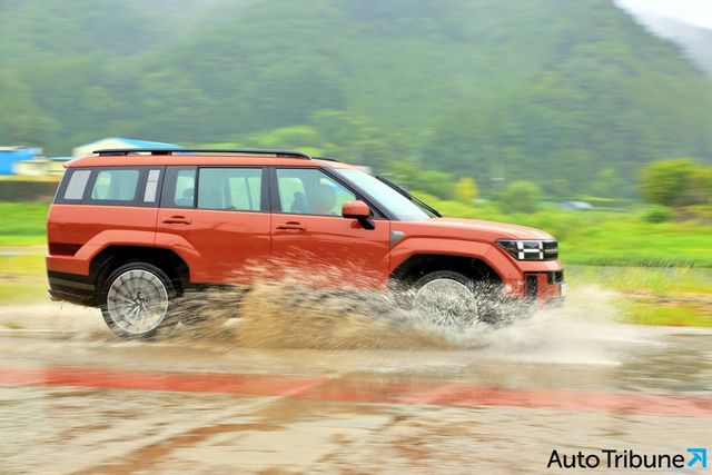 물웅덩이를 밟고 지나가는 차 /사진=양봉수 기자