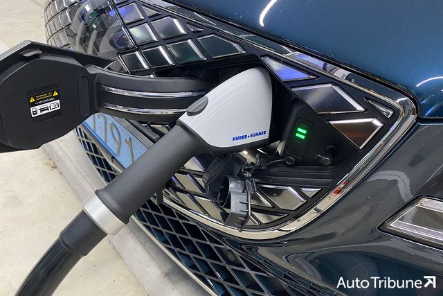 E-pit 충전 케이블 연결된 G80 전기차 /사진=오토트리뷴 DB