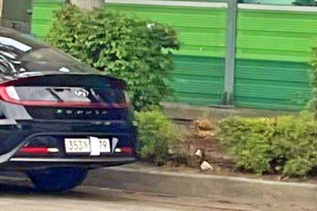 불법 주정차 단속을 피하기 위해 고의로 번호판을 가린 차 /사진=에펨코리아