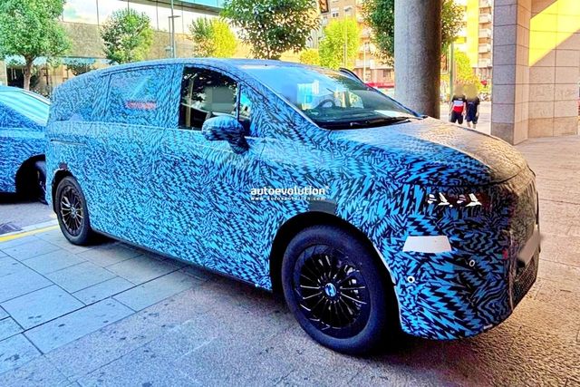 메르세데스-벤츠 VLE 스파이샷 /사진=autoevolution