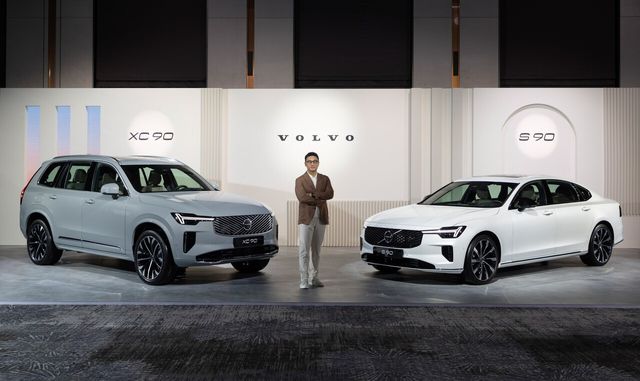 XC90(좌)와 S90(우)와 볼보자동차코리아 이윤모 대표/사진=볼보자동차코리아