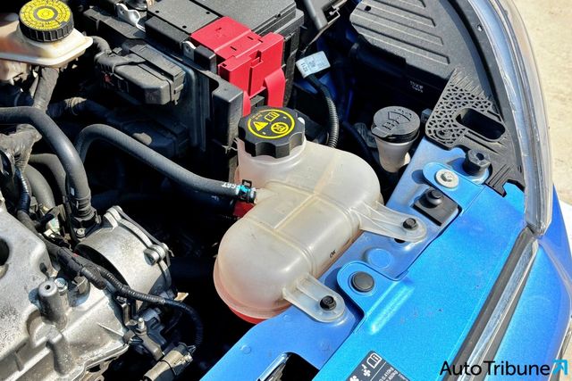 냉각수 탱크 내 게이지를 확인 후 보충해야 한다. /사진=김동민 기자