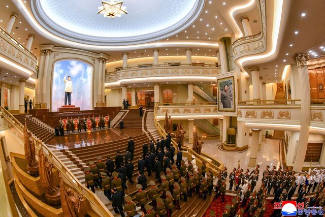 김정은 북한 국무위원장이 조국해방전쟁승리 72주년(7월 27일)을 맞아 지난 26일 조국해방전쟁승리기념관을 찾았다고 조선중앙통신이 27일 보도했다. &nbsp;/사진=조선중앙통신, 연합뉴스