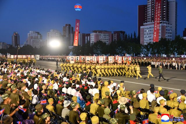 북한이 전승절(정전협정 체결일) 72주년이었던 지난 27일 평양에서 조국해방전쟁시기 상징종대들의 기념행진의식이 진행됐다고 조선중앙통신이 28일 보도했다.&nbsp;/사진=조선중앙통신, 연합뉴스