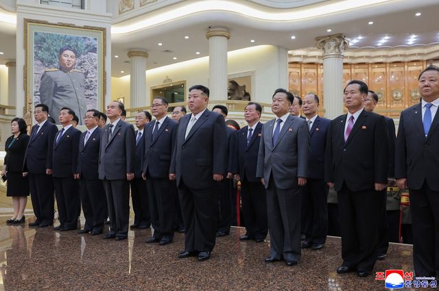 김정은 북한 국무위원장이 조국해방전쟁승리 72주년(7월 27일)을 맞아 지난 26일 조국해방전쟁승리기념관을 찾았다고 조선중앙통신이 27일 보도했다. &nbsp;/사진=조선중앙통신, 연합뉴스