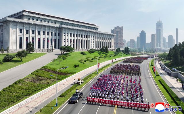 북한이 조국해방전쟁승리 72주년인 '7.27 전승절'을 맞아 지난 27일 평양에서 전승세대의 넋을 이어나가기 위한 새세대들의 결의모임을 진행했다고 조선중앙통신이 28일 보도했다. /사진=조선중앙통신, 연합뉴스