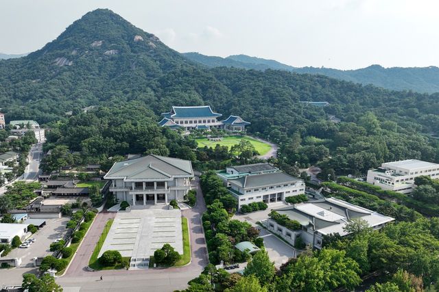 이재명 대통령이 청와대 집무실 복귀를 예고한 가운데 30일 서울 종로구 청와대의 모습. 8월 1일부터 보안·안전 점검 등 준비작업을 위해 청와대 관람이 임시 중단된다. /사진=연합뉴스