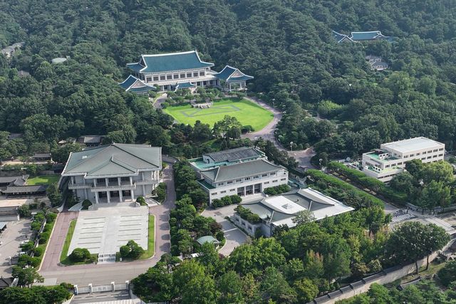 이재명 대통령이 청와대 집무실 복귀를 예고한 가운데 30일 서울 종로구 청와대의 모습. 8월 1일부터 보안·안전 점검 등 준비작업을 위해 청와대 관람이 임시 중단된다. /사진=연합뉴스