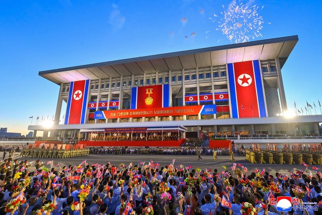 북한이 전승절(정전협정 체결일) 72주년이었던 지난 27일 평양에서 조국해방전쟁시기 상징종대들의 기념행진의식이 진행됐다고 조선중앙통신이 28일 보도했다.&nbsp;/사진=조선중앙통신, 연합뉴스