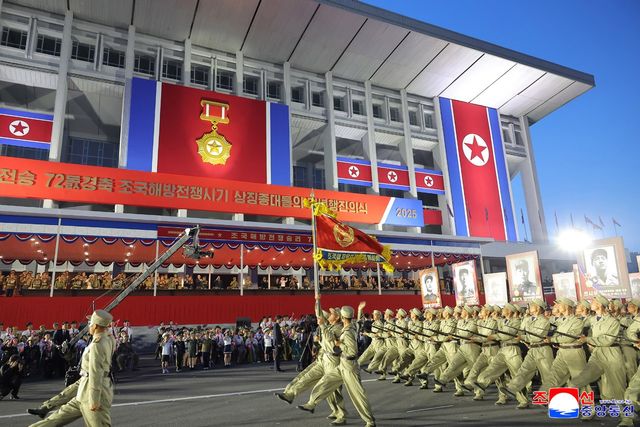 북한이 전승절(정전협정 체결일) 72주년이었던 지난 27일 평양에서 조국해방전쟁시기 상징종대들의 기념행진의식이 진행됐다고 조선중앙통신이 28일 보도했다.&nbsp;/사진=조선중앙통신, 연합뉴스