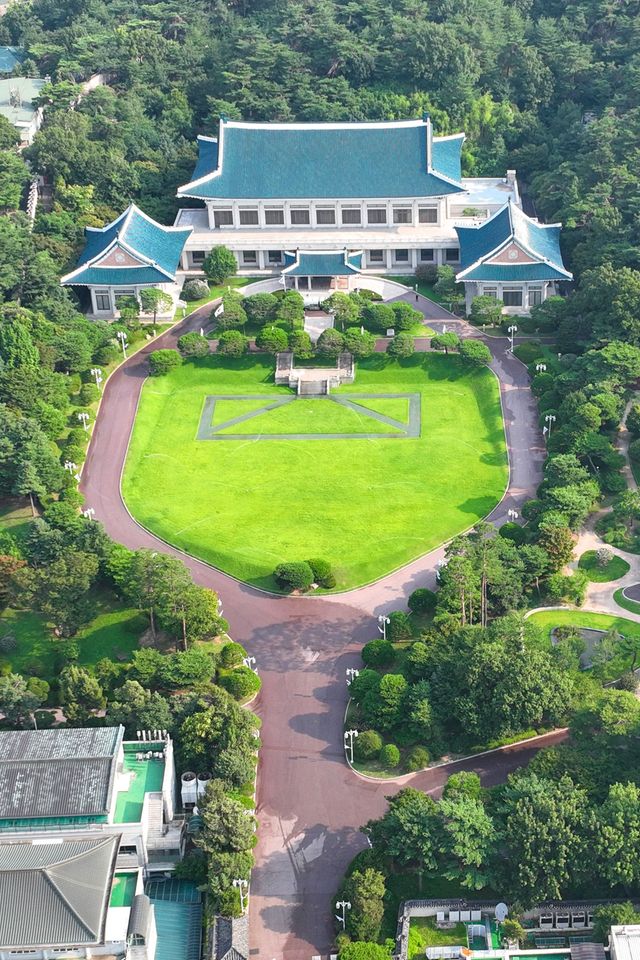 이재명 대통령이 청와대 집무실 복귀를 예고한 가운데 30일 서울 종로구 청와대의 모습. 8월 1일부터 보안·안전 점검 등 준비작업을 위해 청와대 관람이 임시 중단된다. /사진=연합뉴스