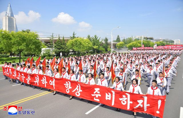 북한이 조국해방전쟁승리 72주년인 '7.27 전승절'을 맞아 지난 27일 평양에서 전승세대의 넋을 이어나가기 위한 새세대들의 결의모임을 진행했다고 조선중앙통신이 28일 보도했다. /사진=조선중앙통신, 연합뉴스