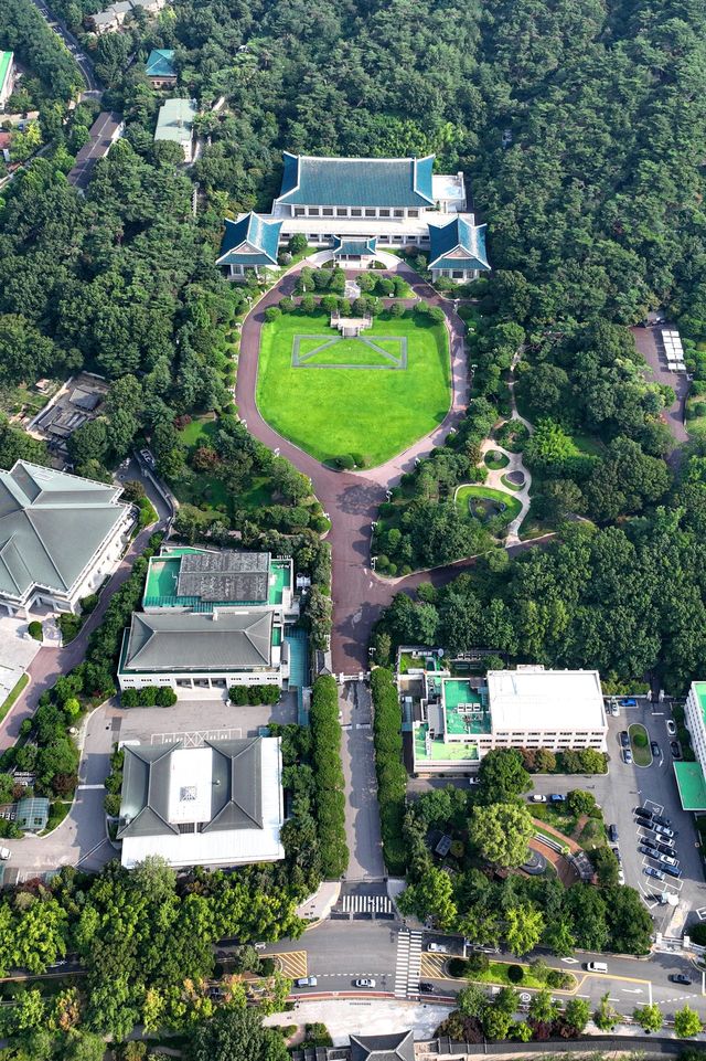 이재명 대통령이 청와대 집무실 복귀를 예고한 가운데 30일 서울 종로구 청와대의 모습. 8월 1일부터 보안·안전 점검 등 준비작업을 위해 청와대 관람이 임시 중단된다. /사진=연합뉴스