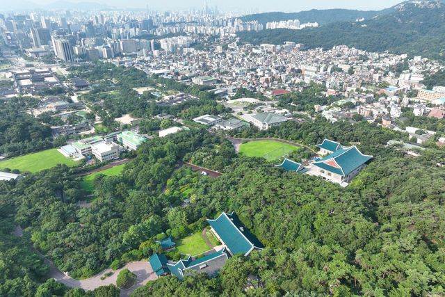 이재명 대통령이 청와대 집무실 복귀를 예고한 가운데 30일 서울 종로구 청와대의 모습. 8월 1일부터 보안·안전 점검 등 준비작업을 위해 청와대 관람이 임시 중단된다. /사진=연합뉴스